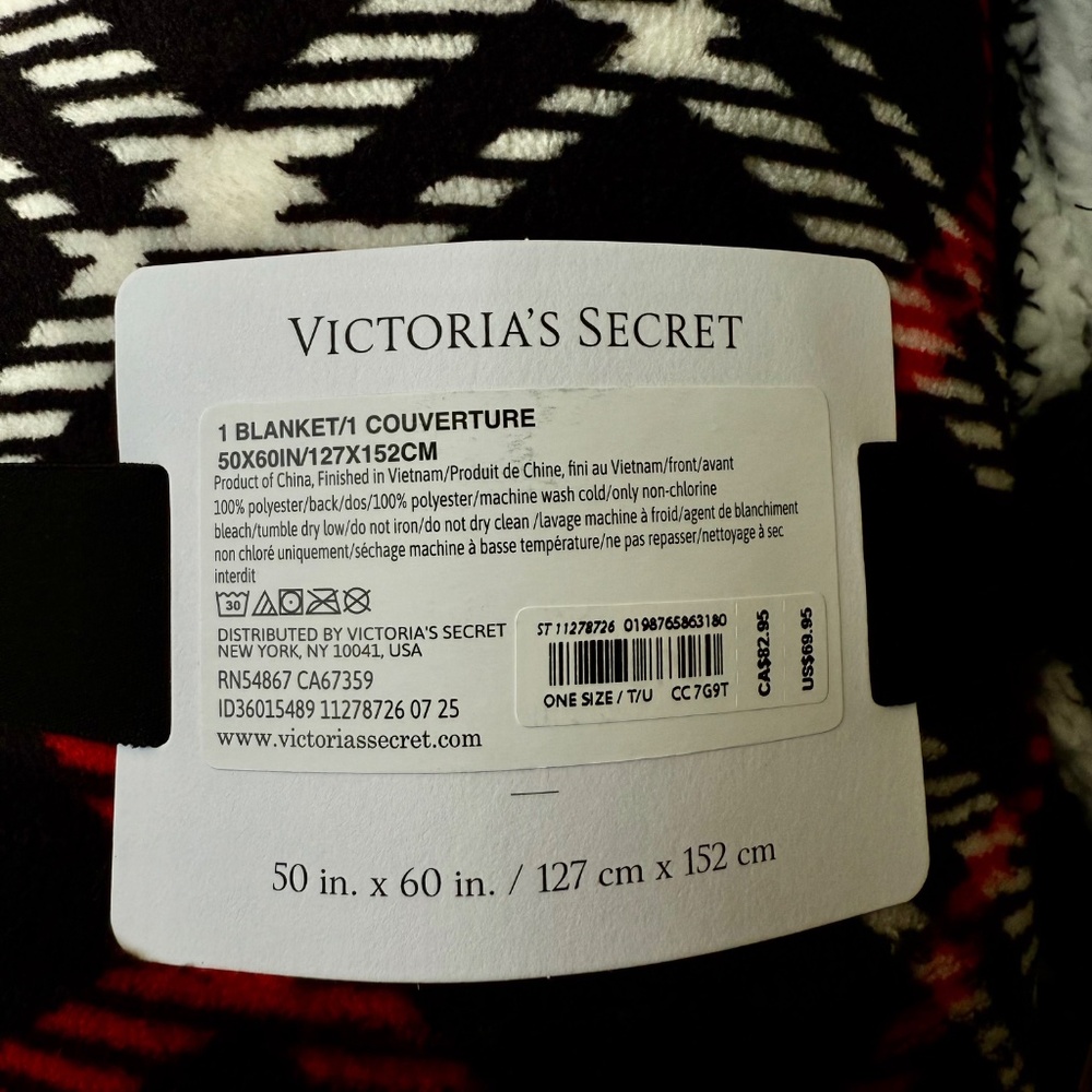 Victoria's Secret plush blanket, new with tags - Picture 3 of 4